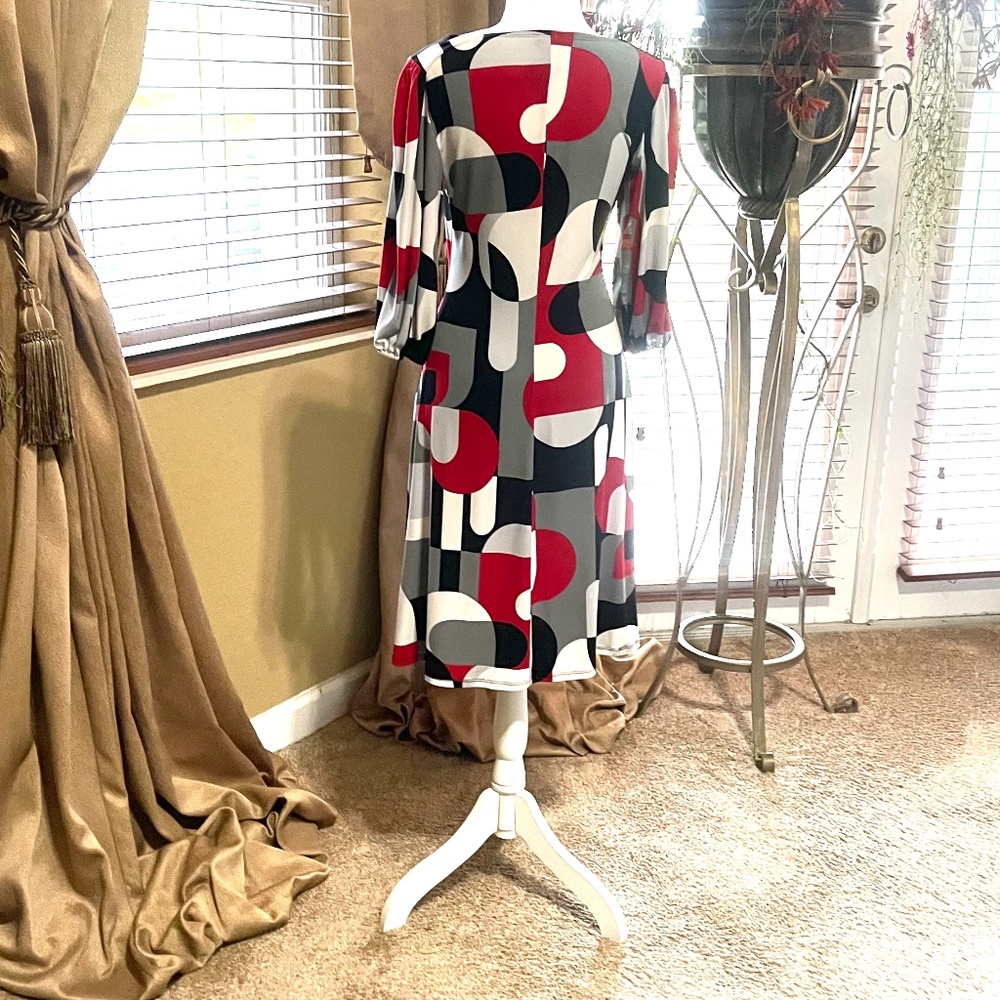 Dress with abstract designs. - Picture 2 of 8